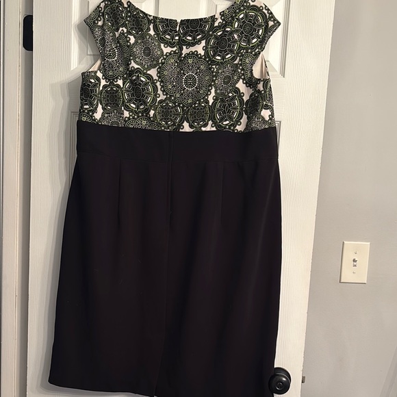 Elegant Black and Green Dress - Picture 3 of 3